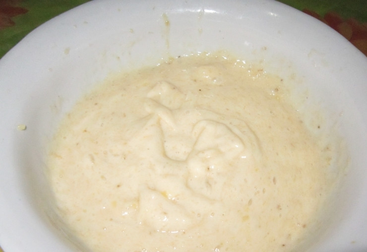 1. Этап. Печенье из банана и овсянки: Бананы очистите от кожуры и нарежьте произвольного размера кусочками. Переложите их в миску и при помощи погружного блендера превратите в банановое пюре однородной консистенции.