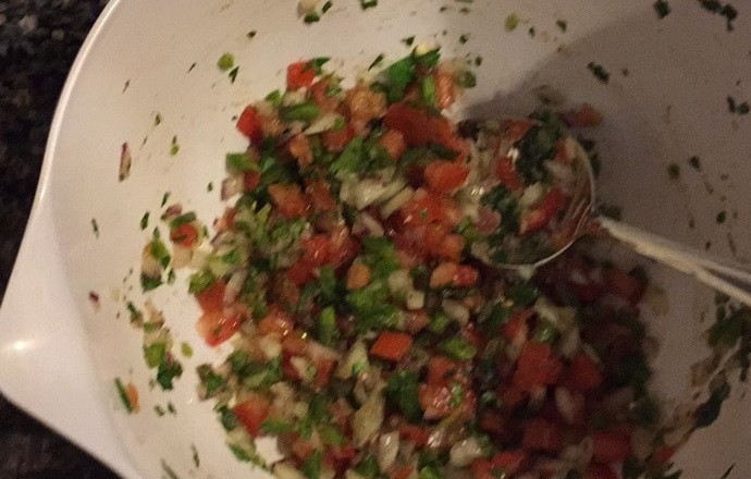 1. Этап. Вкуснейший Гуакамоле: 3. Смешайте подготовленные овощи, тмин, немного соли и перца, добавьте чесночный порошок, тмин и сок лайма.