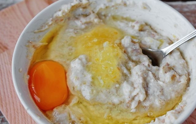 1. Этап. Диетический десерт из творога и банана: К творожной массе добавьте молотый миндаль, а также крахмал и яйцо. Все хорошенько перемешайте.