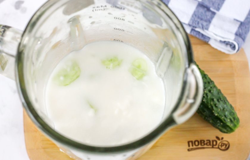 1. Этап. Смузи из огурца и сельдерея: Влейте в емкость кефир любой жирности либо замените его питьевым классическим йогуртом без добавок. Молоко не добавляйте — зеленые овощи плохо совместимы с таким напитком.