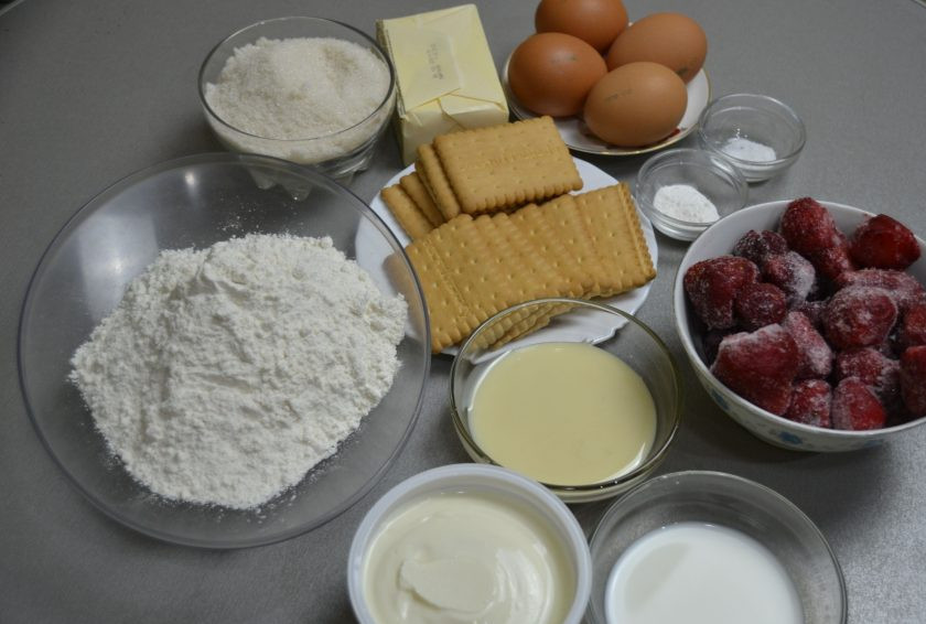 1. Этап. Дырявый пирог с клубникой: Подготовьте ингредиенты.