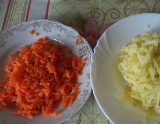 1. Этап. Салат Коза: 3. Теперь чистим овощи, натираем их на крупную терку и откладываем. Также поступаем и с яйцами.