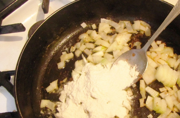 1. Этап. Гратен со свининой: Затем перекладываем его в форму для запекания. На сковороде обжариваем измельченный лук до легкой золотистости. Затем засыпаем муку и жарим еще 2 минуты.