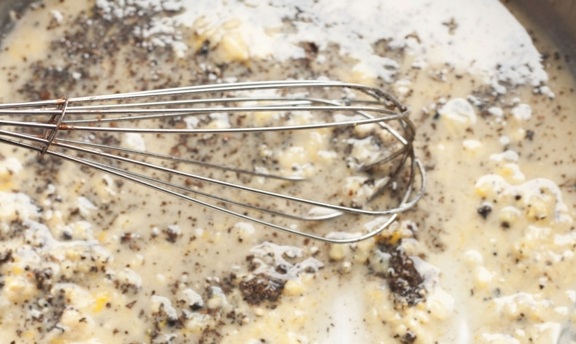 1. Этап. Жареные куриные ножки на сковороде: Смешайте натуральный йогурт с молотым чёрным перцем, давленным чесноком и измельчённым имбирём. Добавьте лимонного сока и всё хорошенько перемешайте.