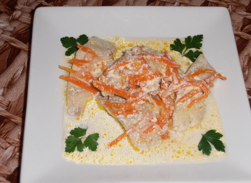 1. Этап. Рыба, тушеная в сметане: 6. Тушится рыба не более 35 минут. Перед подачей полейте ее соусом и притрусите зеленью петрушки (по желанию).