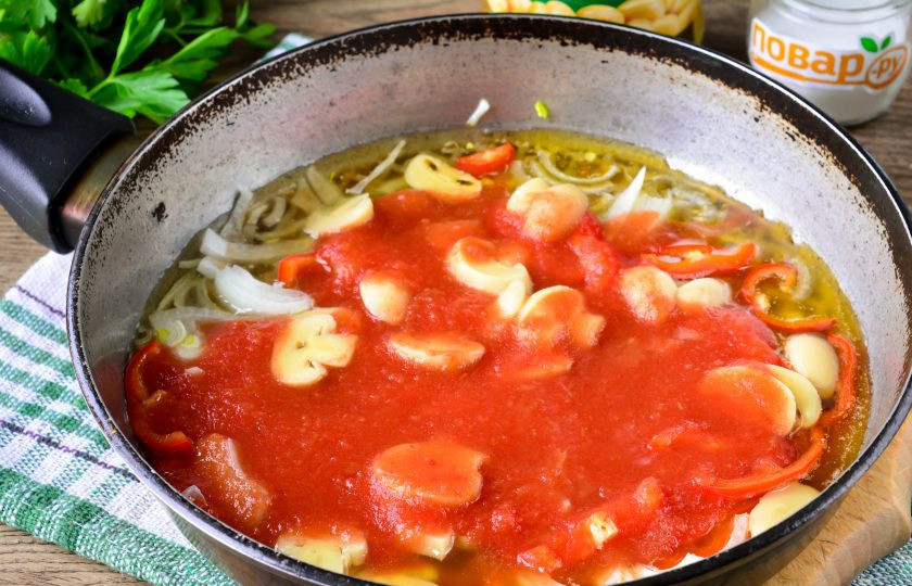 1. Этап. Рис с маринованными грибами: Влейте томатный сок к овощам, поперчите по вкусу, чуть посолите. Тушите овощи в соусе на тихом огне 2-3 минуты.