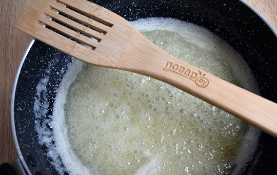 1. Этап. Бурфи: Масло растопите на сковороде. Добавьте сахар. Готовьте до растворения сахара, постоянно помешивая.