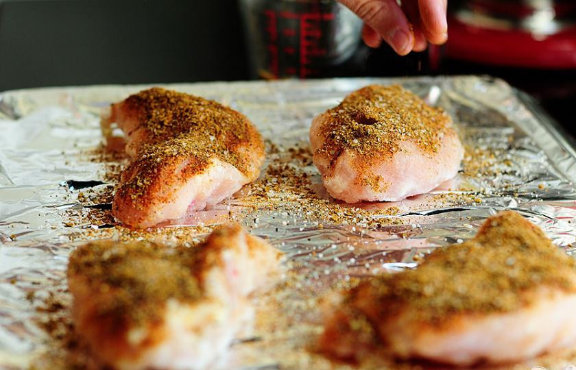 1. Этап. Ленивый цыпленок: 2. Посыпать куриные кусочки 6 столовыми ложками специй на ваше усмотрение.