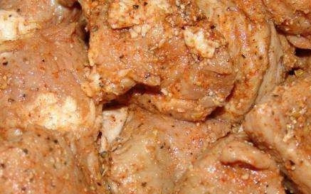 1. Этап. Шашлык с кефиром: Смешиваем нарезанную свинину с луком, специями и все хорошенько перемешиваем. Заливаем все кефиром и оставляем на 5-6 часов. Примерно за полчаса до обжаривания солим свинину.