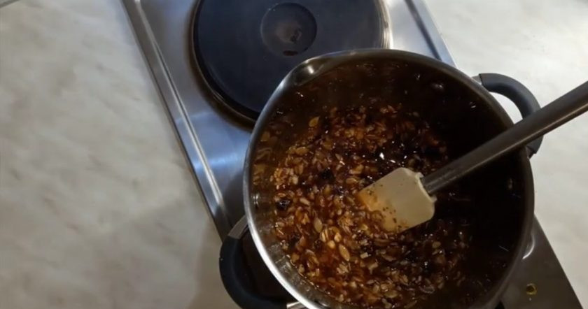 1. Этап. Конфеты с орехами, кунжутом, семечками и медом: 3. Добавьте по очереди все сухие ингредиенты, перемешивая каждый раз. Если у вас конфетки получатся слишком жидкими, добавьте еще мюсли (ничего в этом рецепте предварительно замачивать не нужно).