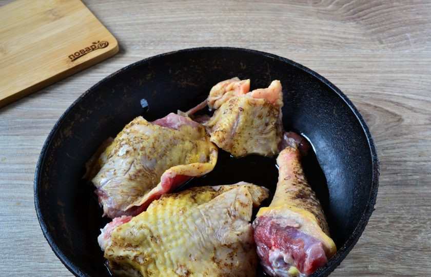 1. Этап. Жаркое из гуся: 2. В сковороде разогрейте пару столовых ложек растительного масла. Выложите мясо и обжарьте до появления корочки (5-7 минут). Посолите и поперчите.