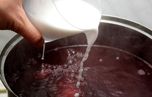 1. Этап. Кисель из свежих ягод: В стакане жидкости, который мы приберегли, разведите крахмал. Потом влейте его в сок, который в свою очередь влейте в жидкость на плите.