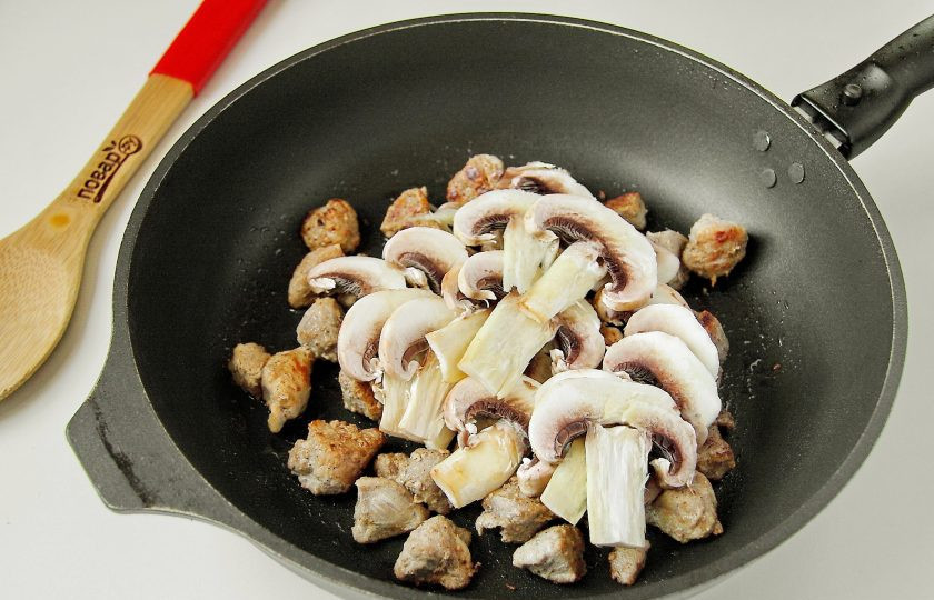 1. Этап. Мясной пай: Добавьте к мясу нарезанные шампиньоны или любые другие грибы.