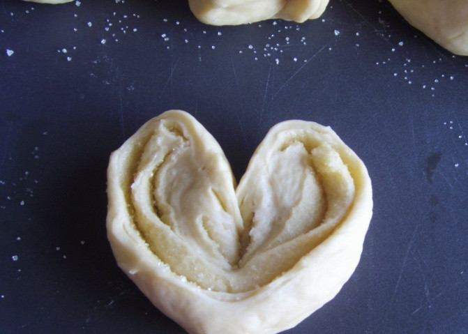 1. Этап. Булочки-сердечки с сахаром: И расправляем получившееся сердечко.