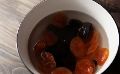 1. Этап. Хлеб с сухофруктами и орехами: Курагу и чернослив заливаем кипятком на 2-3 минуты. Затем обсушим и нарежем на небольшие кусочки.