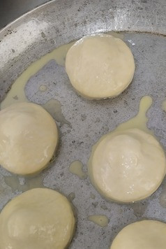 1. Этап. Дрожжевая выпечка Кружочки: Выкладыввем изделия на смазанный маслом противень. Желток смешиваем с яйцом и полученной массой обильно смазываем заготовки. Оставляем для расстойки на 15-20 минут. Выпекаем в предварительно разогретой до 220 градусов духовке, до появления равномерной золотистой корочки.