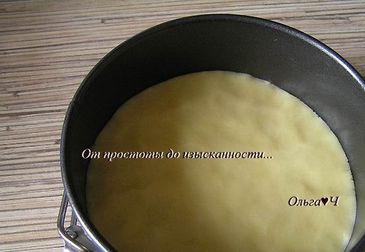1. Этап. Лимонно-малиновое пирожное: Тесто распределите руками в форме (лучше возьмите квадратную 20х20 см или диаметром 18-20 см).