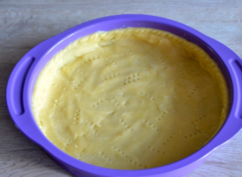 1. Этап. Баноффи пай с выпечкой: Выложите тесто в форму для запекания, лучше, если она будет разъемной. Примерный диаметр формы 20-21 см. Сформируйте бортики, дно наколите вилкой. Уберите заготовку в морозильную камеру на 10 минут. В это время нагрейте духовку до 180 градусов.