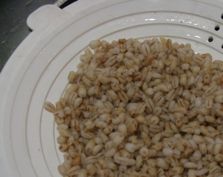 1. Этап. Човлент по-закарпатски: Перловку тоже на ночь лучше замочить. Утром воду слить, промыть крупу и залить кипятком. Дать настояться минут 30.