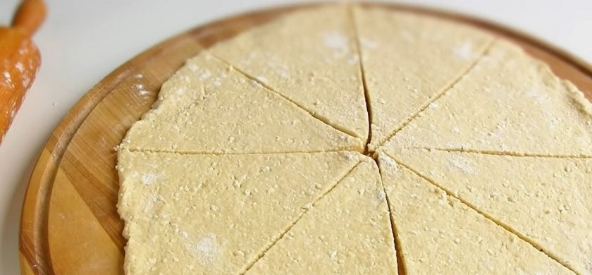 1. Этап. Очень простой рецепт рогаликов: 2. Добавьте разрыхлитель, муку и вымесите мягкое эластичное тесто. Разделите тесто на две равные части и раскатайте на присыпанной мукой поверхности в пласт толщиной 1 см.