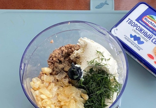 1. Этап. Закуска Оригинальная: В чаше блендера, смешайте тунец, творожный сыр ТМ 