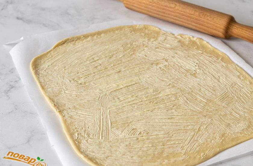 1. Этап. Постные синнабоны: Раскатайте тесто толщиной 5 мм., смажьте маргарином.