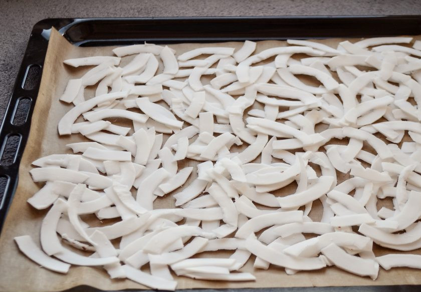 1. Этап. Кокосовые чипсы: Разложите их тонким слоем на противень. Отправьте в духовку на 20 минут. После перемешайте и отправьте обратно еще на 20 минут. Выключите духовку, оставьте чипсы досыхать в духовке ещё полчаса.