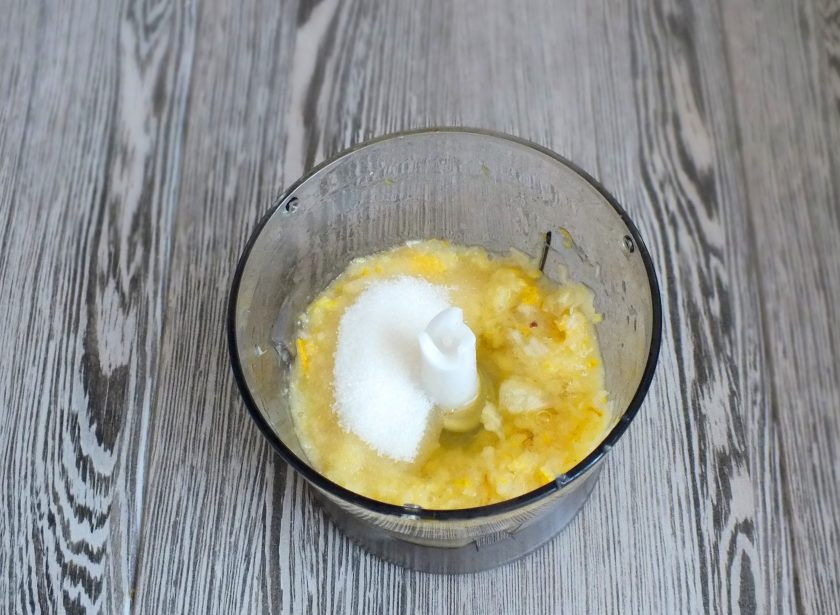 1. Этап. Печенье с лимонной начинкой: К лимонной массе добавьте сахар по вкусу (я добавила 3 ст.л.), яичный белок и еще раз пробейте в блендере.