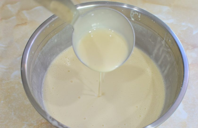 1. Этап. Блины на молоке с кипятком: Отрегулируйте густоту теста под желаемую. Если хотите получить тонкие блинчики, то тесто будет достаточно жидкое.