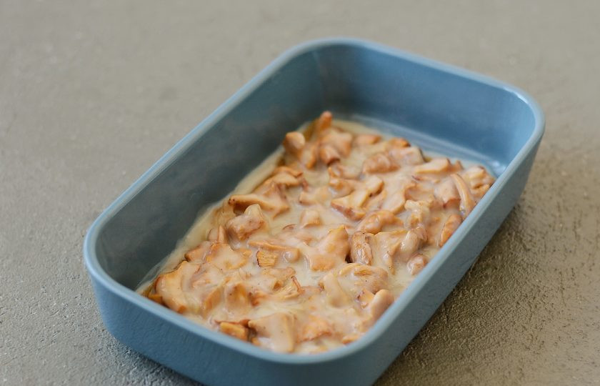 1. Этап. Лазанья с лисичками: Выложите на дно формы для выпечки листы лазаньи, сверху добавьте соус 