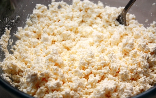 1. Этап. Творожное суфле с зеленой фасолью: Творог при помощи вилки разминаем в крупной миске.