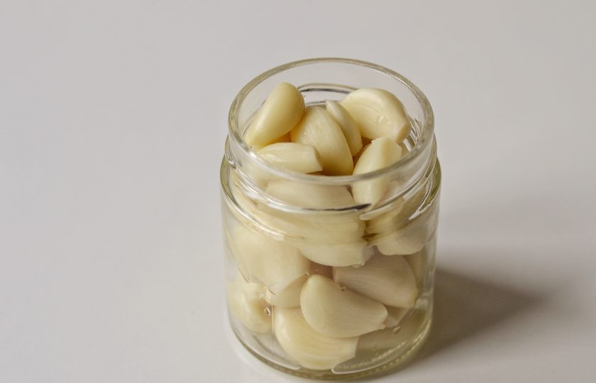 1. Этап. Маринованный чеснок в свекольном соке: Уложите чеснок в чистую стерилизованную банку.