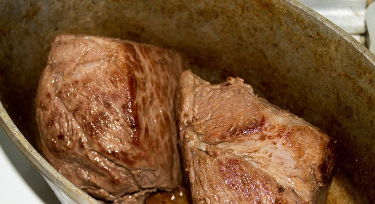 1. Этап. Мясо по-фламандски: Теперь ставим утятницу с жиром на огонь и обжариваем в ней говядину со всех сторон до румяной корочки в течение 15 минут.