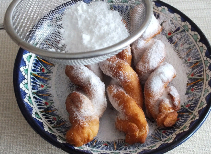 1. Этап. Пилита: Обильно обсыпьте пилиту сахарной пудрой.