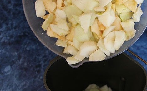 1. Этап. Яблочный джем в хлебопечке: 3. Примерно треть выложите в ведерко.