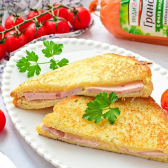 Французский сэндвич с колбасой