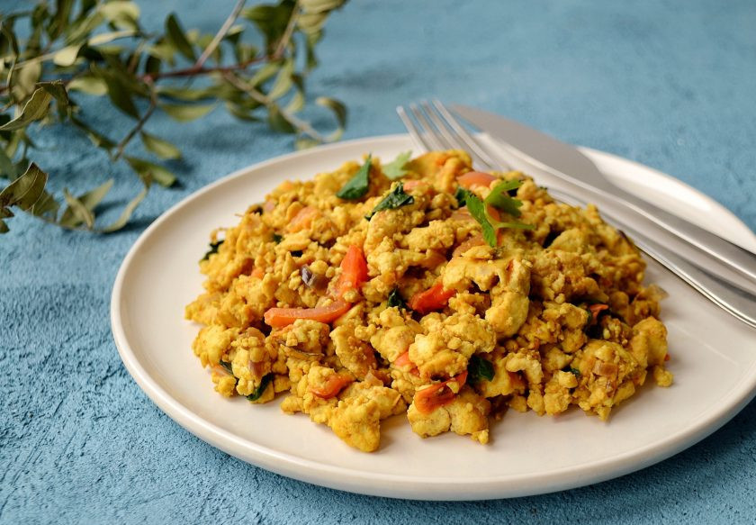 1. Этап. Скрэмбл из тофу: Скрэмбл из тофу готов. Подавать можно в тарелке или на поджаренных тостах. Приятного аппетита!