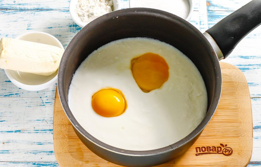 1. Этап. Заварной крем на кефире: Если у вас венчик силиконовый, то вы можете, как я, вмешивать ингредиенты в казане или сотейнике с антипригарным дном. Влейте в емкость кефир любой жирности, отделите желтки от белков и добавьте их в кефир. Белки в рецепте не потребуются.