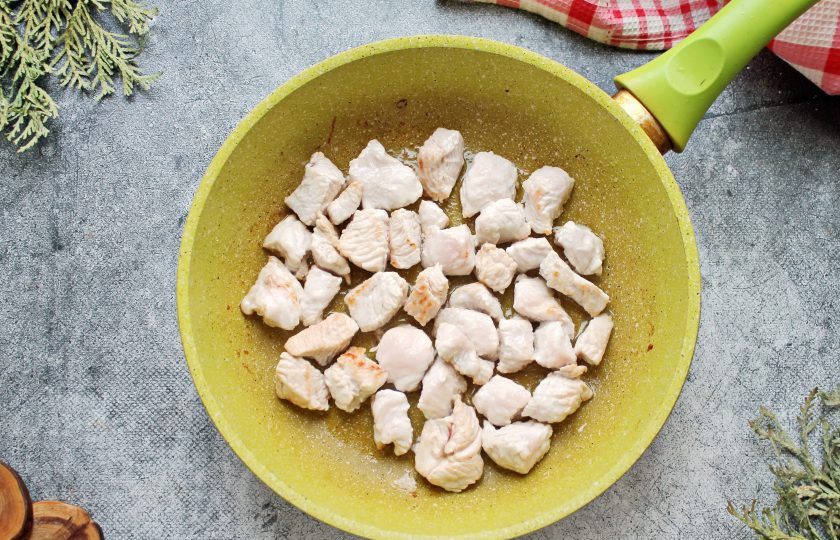 1. Этап. Кускус с индейкой: Индейку сполосните, обсушите и порежьте на кусочки. В сковороду налейте растительное масло и разогрейте на среднем огне. Выложите в сковороду индейку и обжаривайте в течение 7-10 минут на медленном огне.