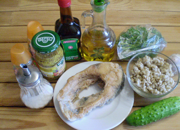 1. Этап. Салат к макаронам: 1. Приготовим продукты. Перловую крупу заранее отварить, остудить. Рыбу пожарить или отварить до готовности.
