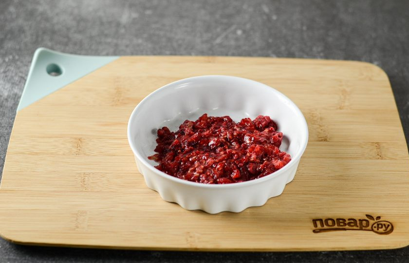 1. Этап. Ягодный чай: Ягоды подавите вилкой, чтобы они пустили сок.