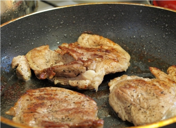 1. Этап. Мясо в чесночном соусе: Когда мясо обжарится до румяной корочки, переворачиваем его, пусть поджарится и с другой стороны.