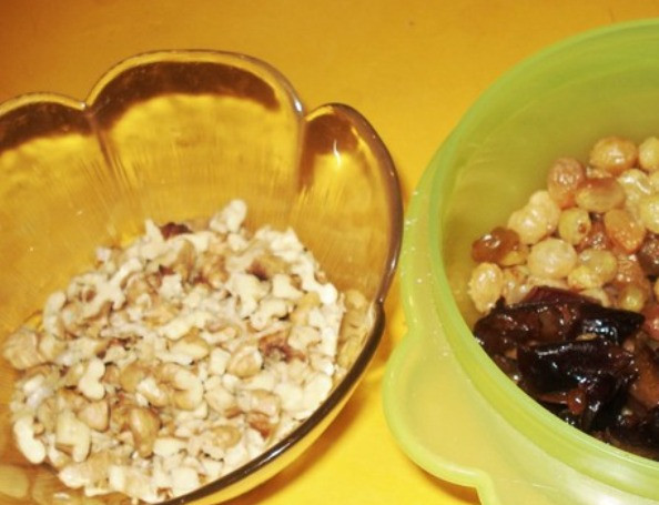 1. Этап. Кутья армянская: Сухофрукты распарьте в горячее воде, чернослив после этого порежьте. Орехи просушите на сухой сковороде. Затем все ингредиенты хорошо смешайте и подайте в красивом блюде на стол.