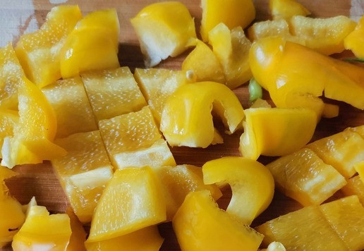 1. Этап. Холодный жёлтый суп: Болгарский перец нарезать крупными кусочками.