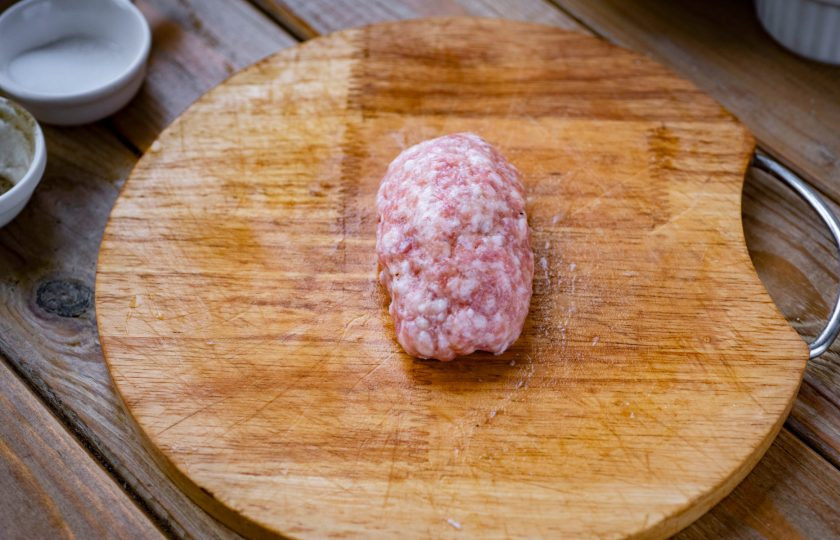 1. Этап. Котлеты Праздничные: Сформируйте котлетку руками так, чтобы кусочек масла оказался внутри.