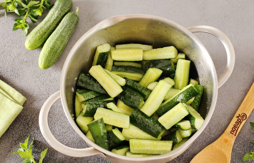 1. Этап. Огурцы по-польски дольками на зиму: Перемешайте и оставьте при комнатной температуре на 3 часа. В процессе огурцы необходимо периодически перемешивать.