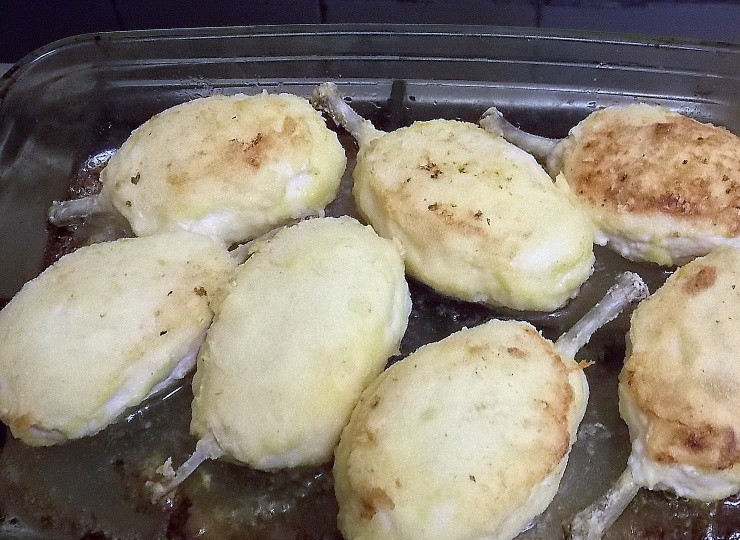 1. Этап. Котлеты Новомихайловские: Переложите котлеты в форму для запекания и готовьте в горячей духовке при 190 градусах в течение 20 минут.