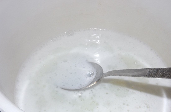 1. Этап. Мучная халва: 1. В сотейник вливаю воду и молоко, всыпаю сахарный песок и ставлю сотейник на огонь, довожу до кипения, после этого делаю огонь на минимум и варю еще 6 минут, убираю сотейник с огня и отставляю для остывания.