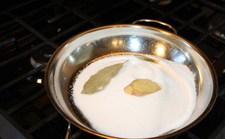 1. Этап. Печенье Розовые облака: 1. Первым делом нужно сделать сироп. На сковороду всыпьте сахар. Для аромата добавьте лавровый лист и корень имбиря.