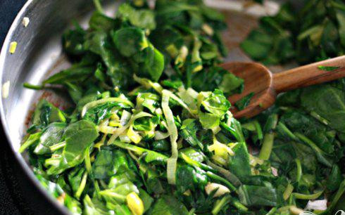 1. Этап. Стейк с грибным соусом и сливочным шпинатом: 3. В небольшой миске взбить молоко, муку, соль и мускатный орех, отставить в сторону. Добавить шпинат в сковороду. Накрыть крышкой и жарить 5 минут.